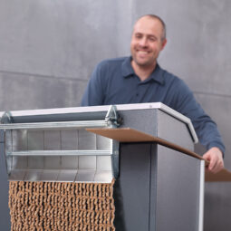 un opérateur ajuste la largeur et le volume de matelassage du carton