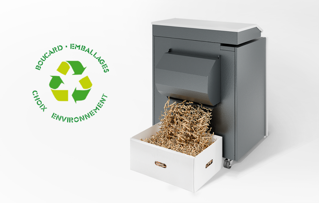 la machine transforme les plaques de carton en copeaux de callage