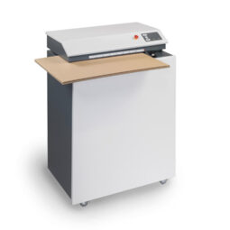 vue avant du matelasseur de carton monté sur 4 roulettes orientables